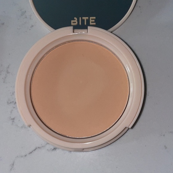 Bite Beauty Changemaker pressed powder in Medium shade (used-barely) - Picture 10 of 12